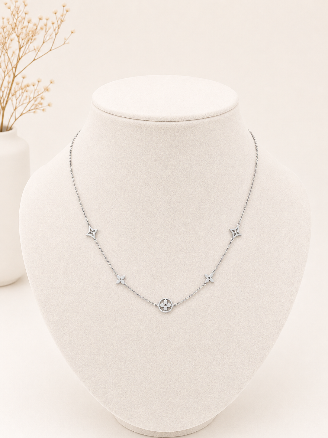 Collier Victoria en acier inoxydable disponible en couleur or et argent. Collier Astrée, un bijou délicat qui joue sur l’équilibre entre finesse et élégance. Sa chaîne fine est sublimée par une succession harmonieuse de motifs étoilés ajourés, de petits trèfles et d’un pendentif central circulaire orné d’un trèfle, créant un design raffiné et lumineux.