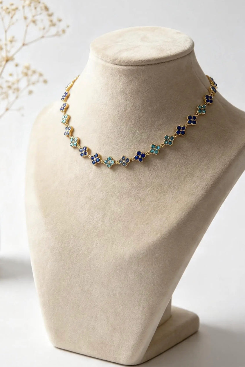 Collier trèfle en acier inoxydable de couleur bleu par Atelier Aixois