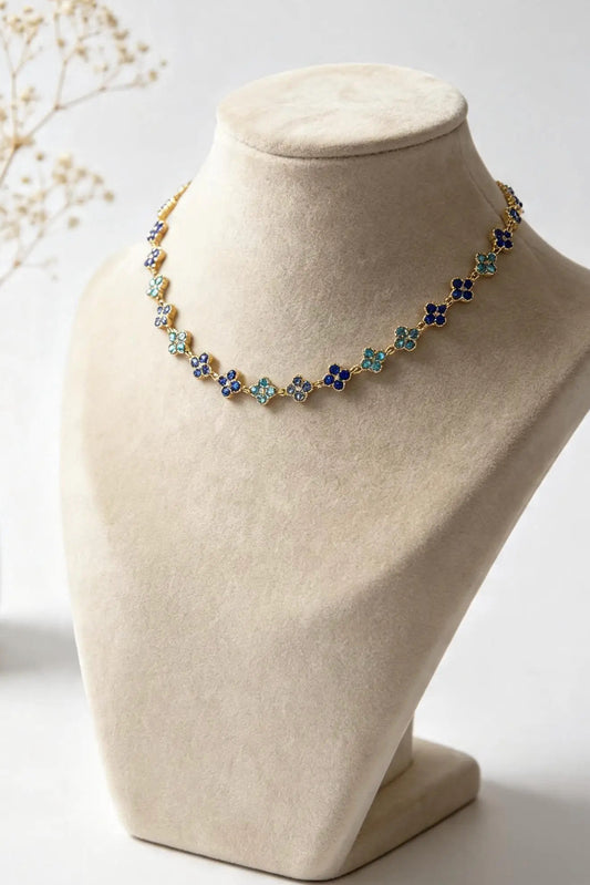 Collier trèfle en acier inoxydable de couleur bleu par Atelier Aixois