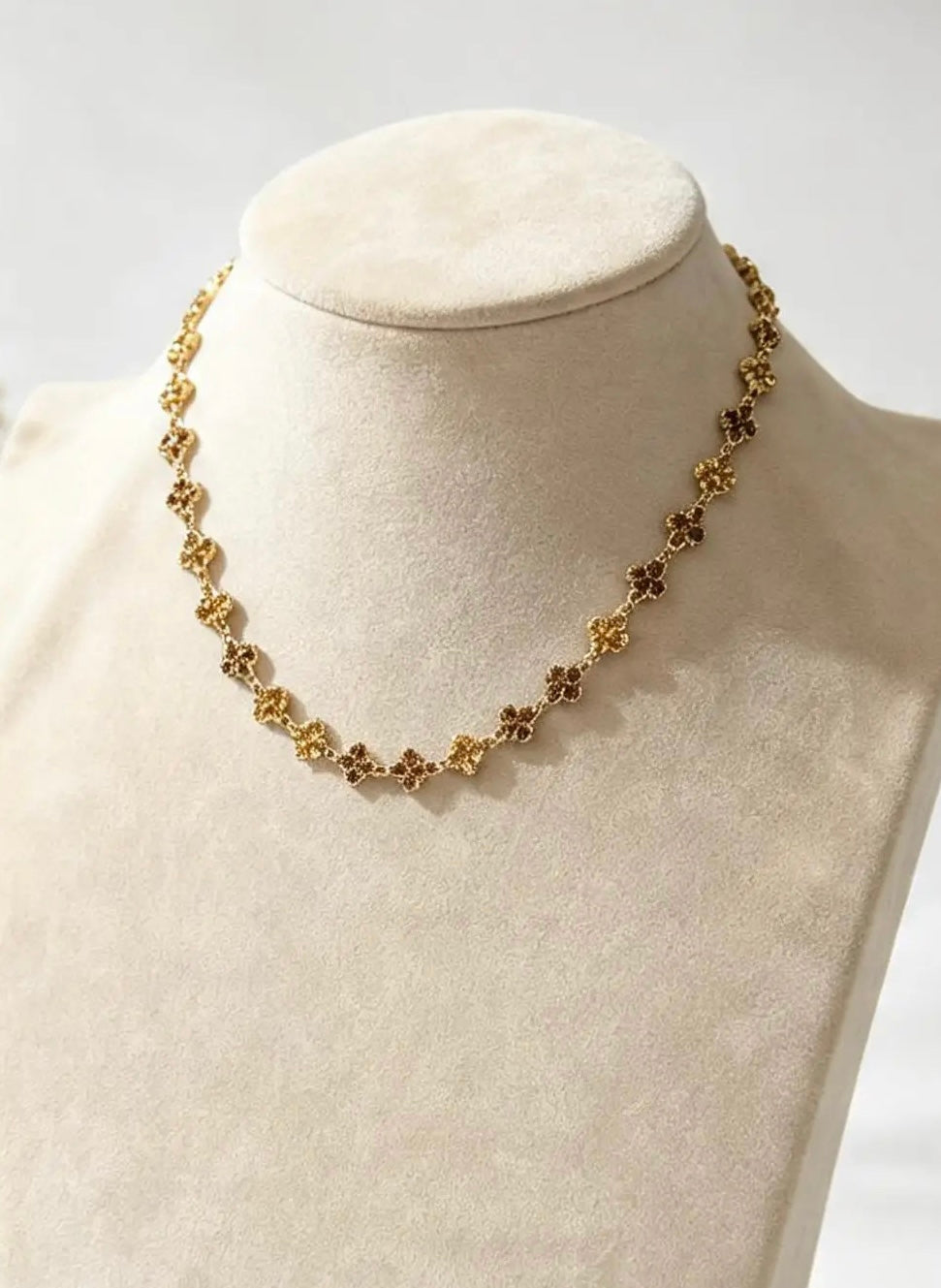 Collier trèfle en acier inoxydable de couleur ambre par Atelier Aixois