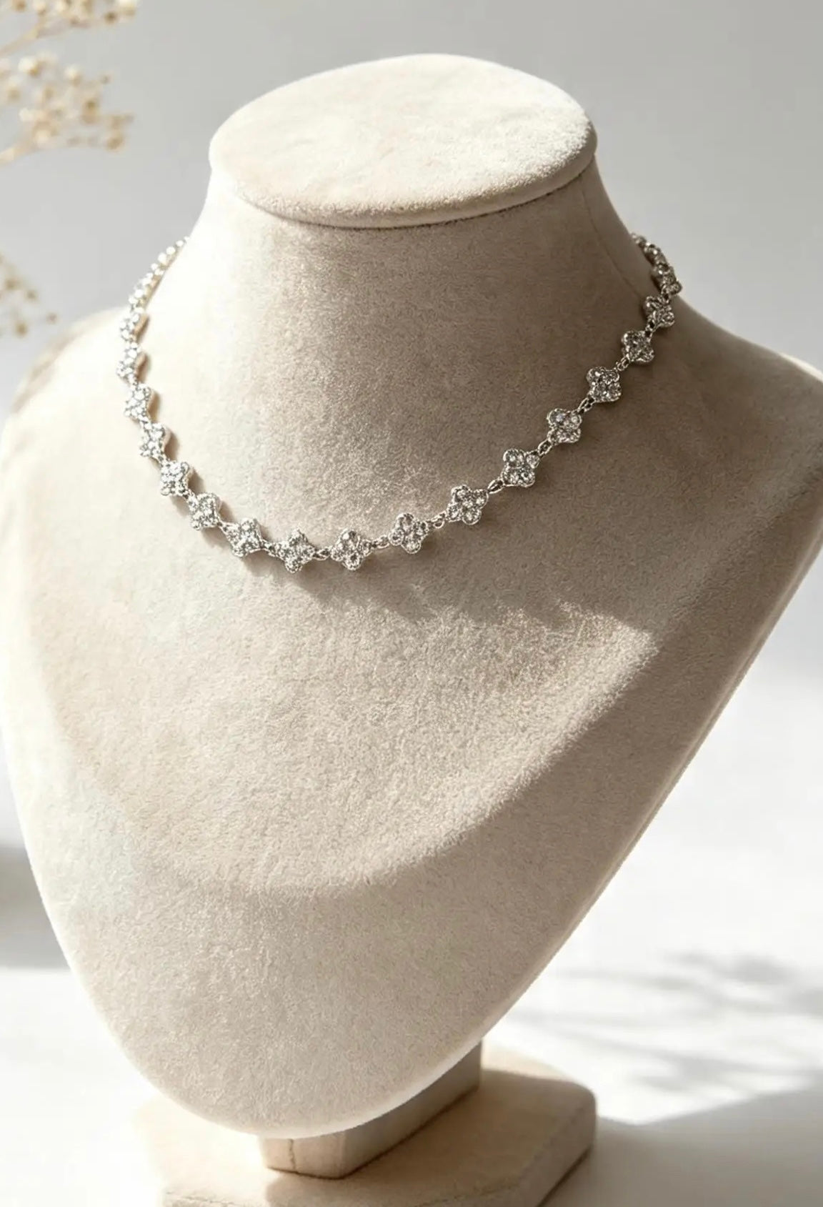 Collier trèfle en acier inoxydable de couleur argent par Atelier Aixois