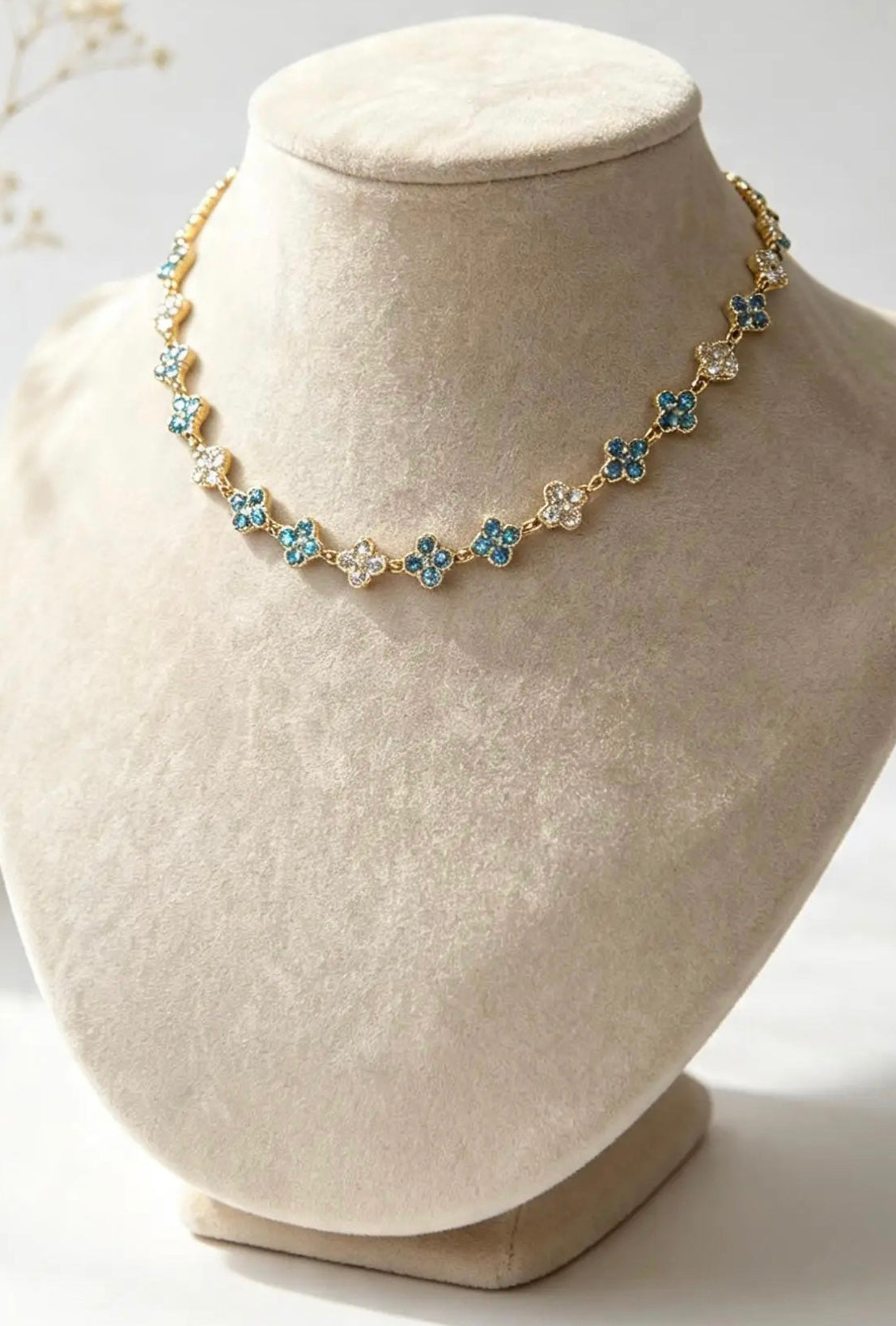 Collier trèfle en acier inoxydable de couleur bleu blanc par Atelier Aixois