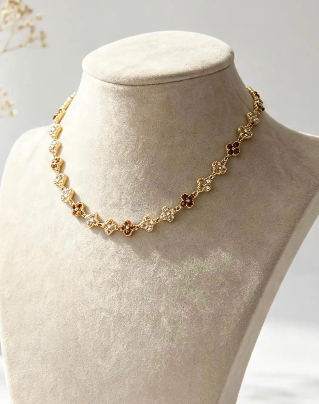 Collier trèfle en acier inoxydable de couleur marron miel par Atelier Aixois