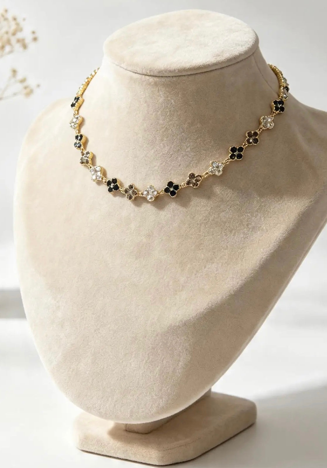 Collier trèfle en acier inoxydable de couleur noir gris blanc par Atelier Aixois