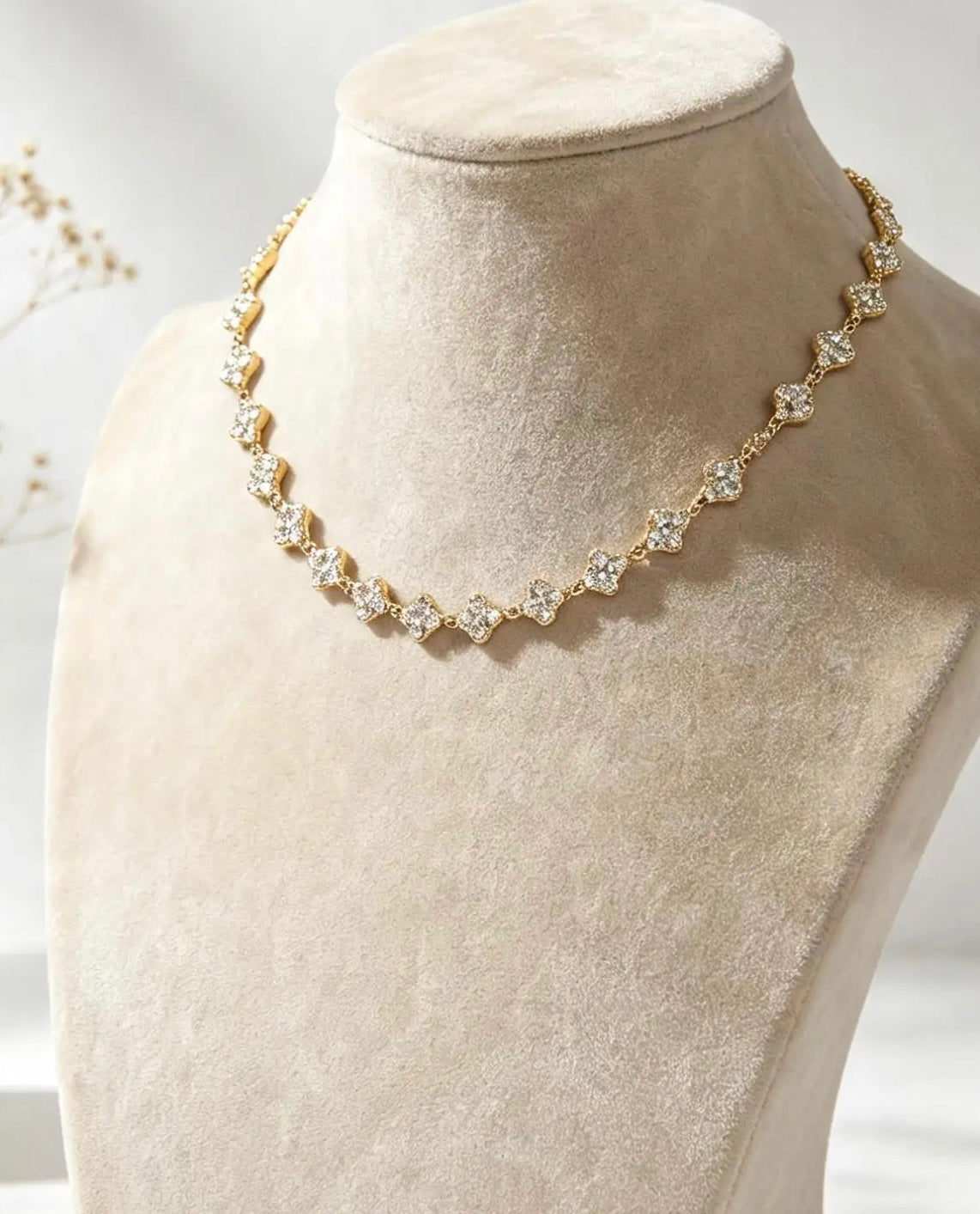 Collier trèfle en acier inoxydable de couleur or par Atelier Aixois