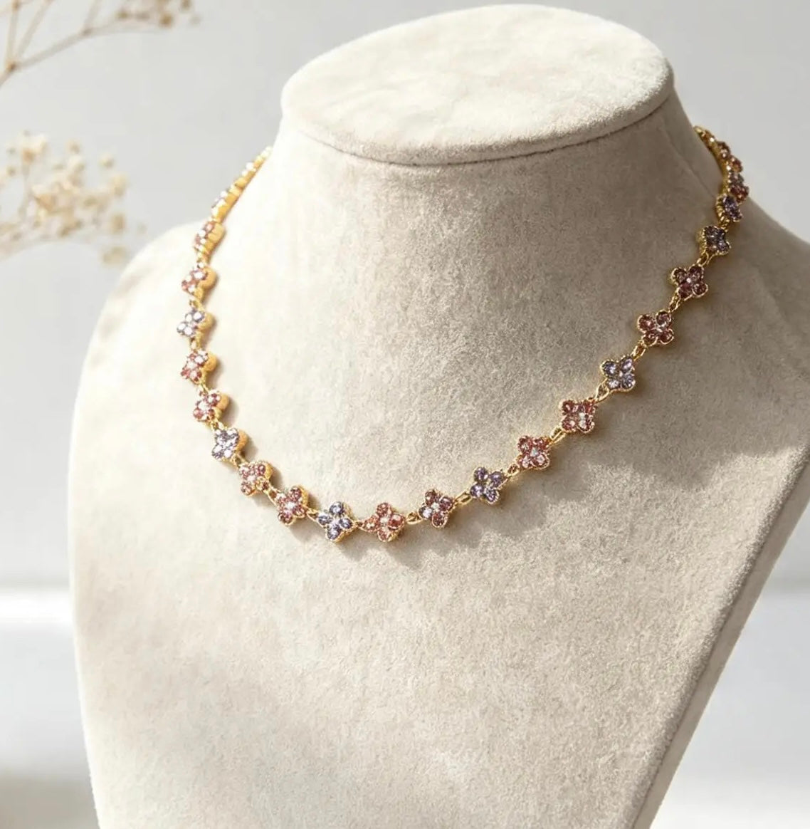 Collier trèfle en acier inoxydable de couleur rose lila par Atelier Aixois