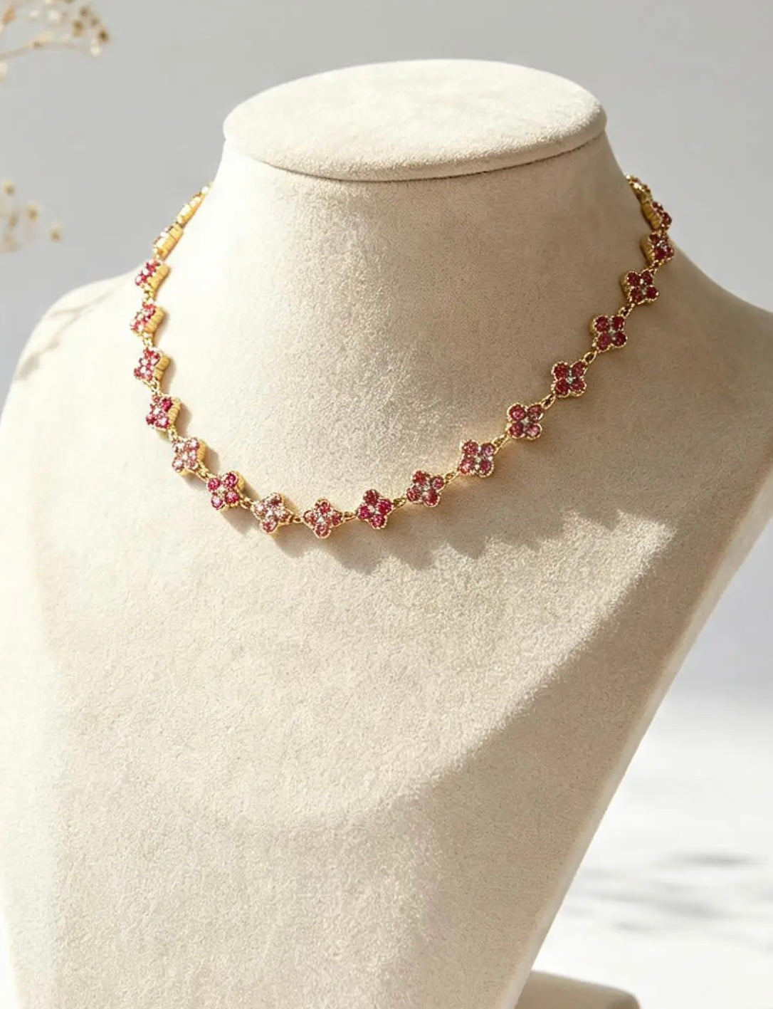 Collier trèfle en acier inoxydable de couleur rose par Atelier Aixois