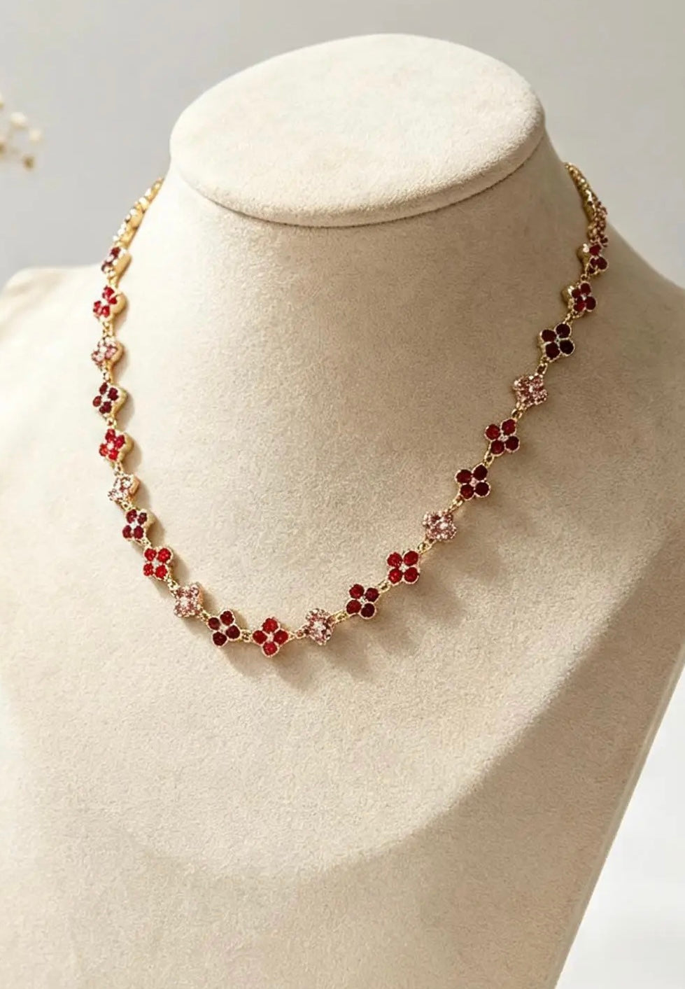 Collier trèfle en acier inoxydable de couleur rose rouge par Atelier Aixois