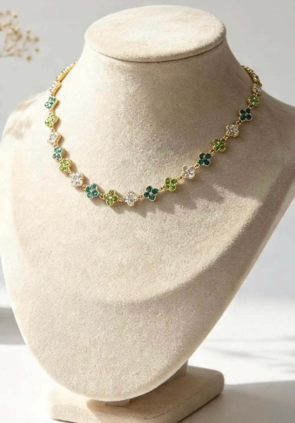 Collier trèfle en acier inoxydable de couleur vert blanc par Atelier Aixois