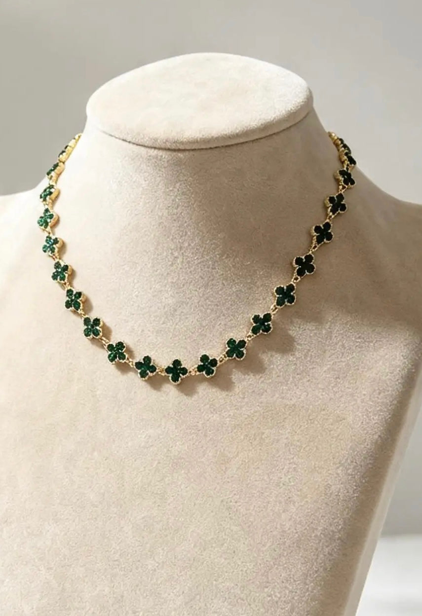 Collier trèfle en acier inoxydable de couleur vert émeraude par Atelier Aixois