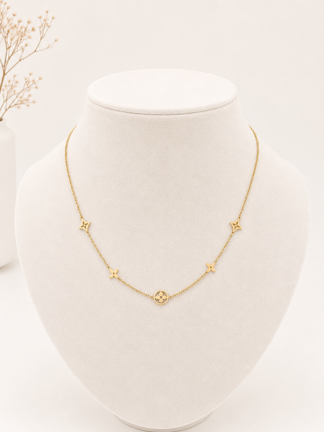 Collier Victoria en acier inoxydable disponible en couleur or et argent. Collier Astrée, un bijou délicat qui joue sur l’équilibre entre finesse et élégance. Sa chaîne fine est sublimée par une succession harmonieuse de motifs étoilés ajourés, de petits trèfles et d’un pendentif central circulaire orné d’un trèfle, créant un design raffiné et lumineux.
